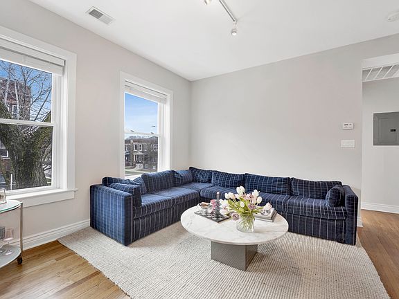 3rd image of 3610 N Oakley Ave #2