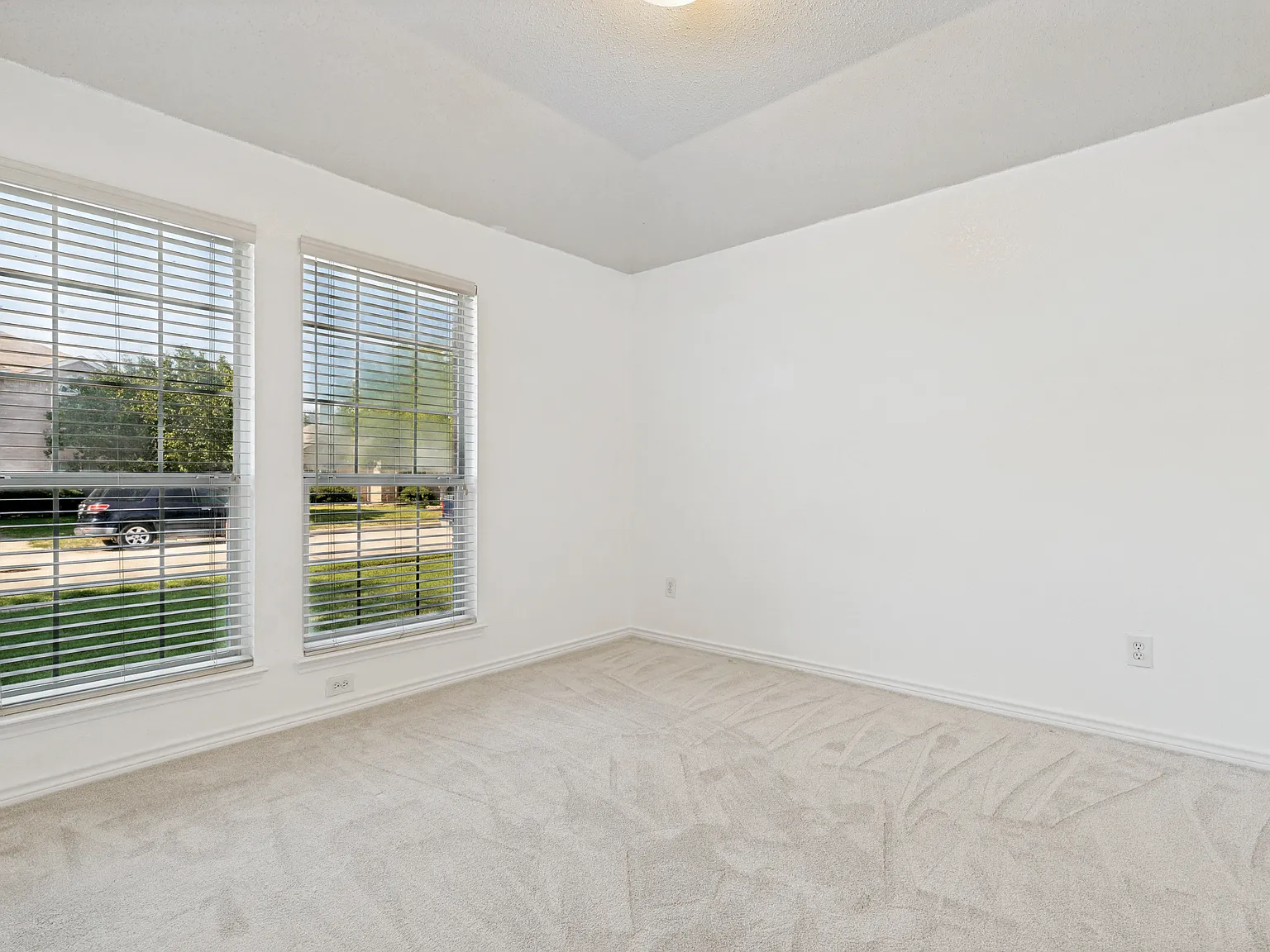 1524 Summerfield Dr — Photo 4
