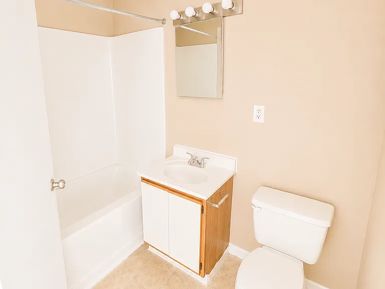 Christopher's Crossing Apartments — Photo 4