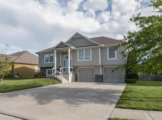2301 NE Treetop Dr, Blue Springs, MO 64029