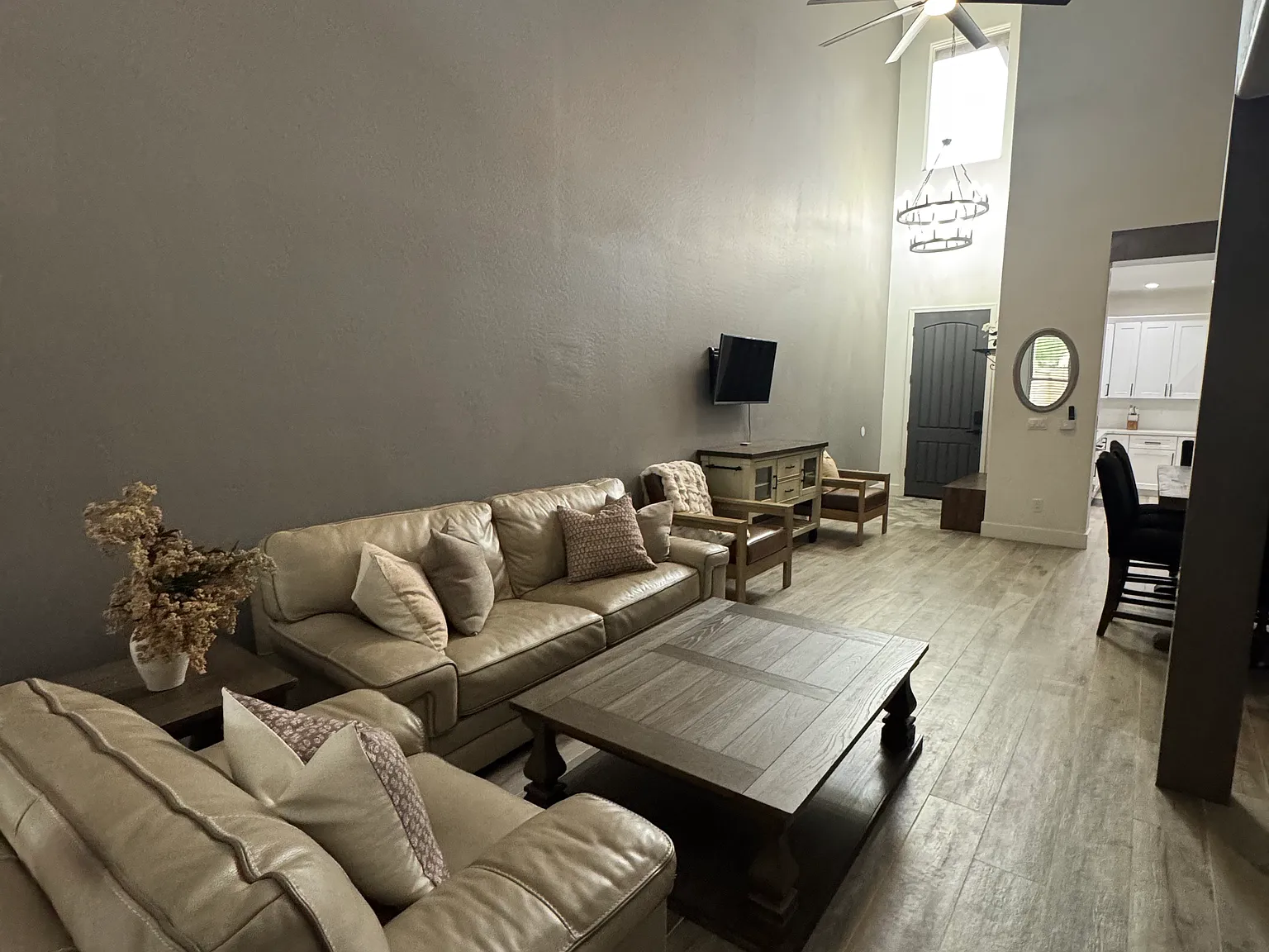 3 bed, 3.5 bath, 2700 sqft, $4,000 — Photo 3