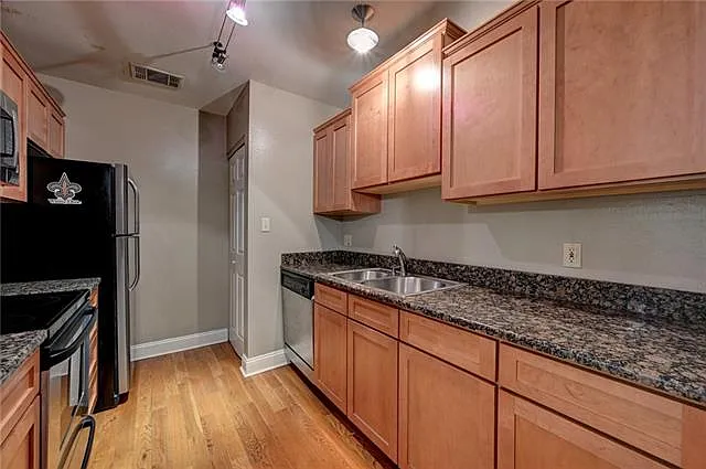 760 Magazine St #111 — Photo 13