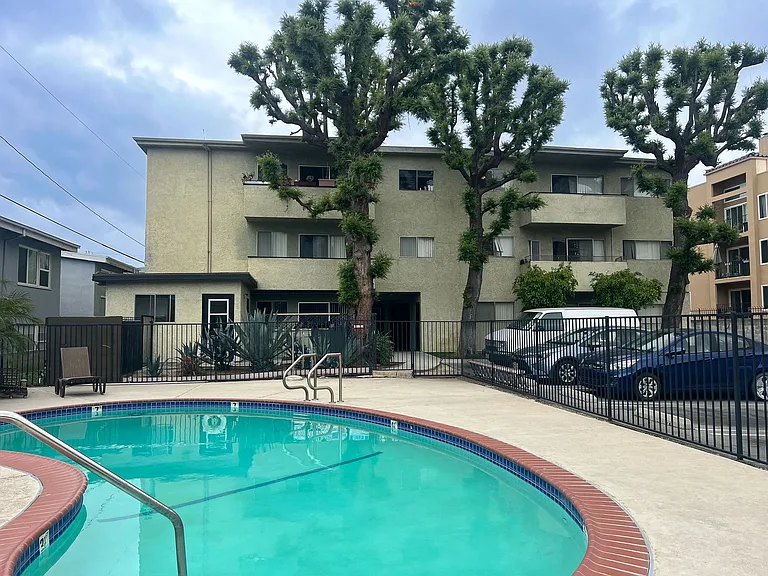 11018 Moorpark Apartments — Photo 23