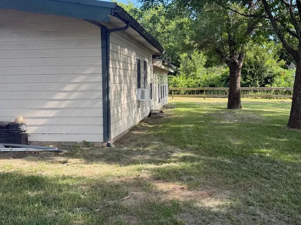 809 N Main St, Ector, TX 75439