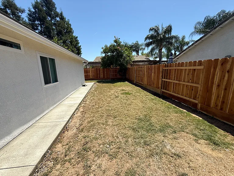 2686 Beverly Ave — Photo 24