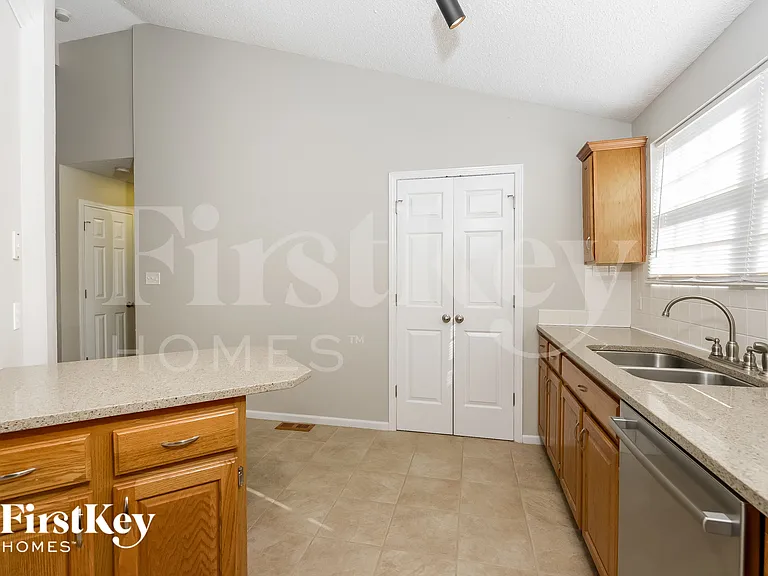 609 Rosehill Dr — Photo 10
