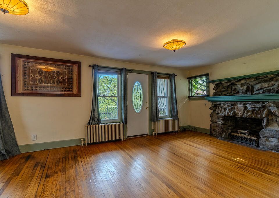 4th image of 16 Christine Ct