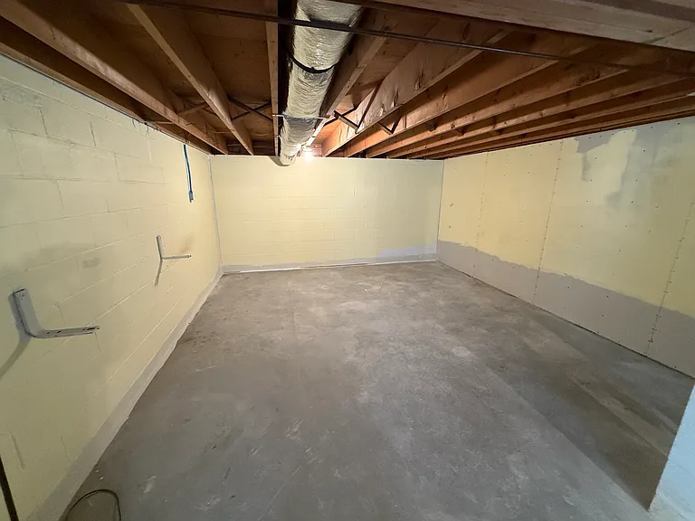 Additional large room in basement