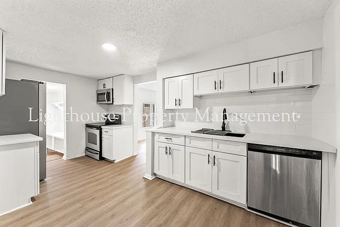 1021 Woodstock Ave — Photo 9