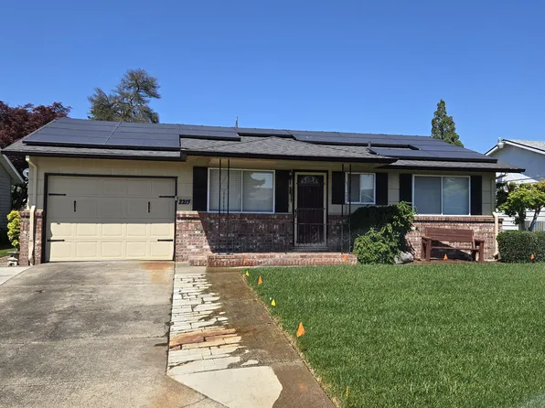 2215 Country Club Ter, Woodburn, OR 97071