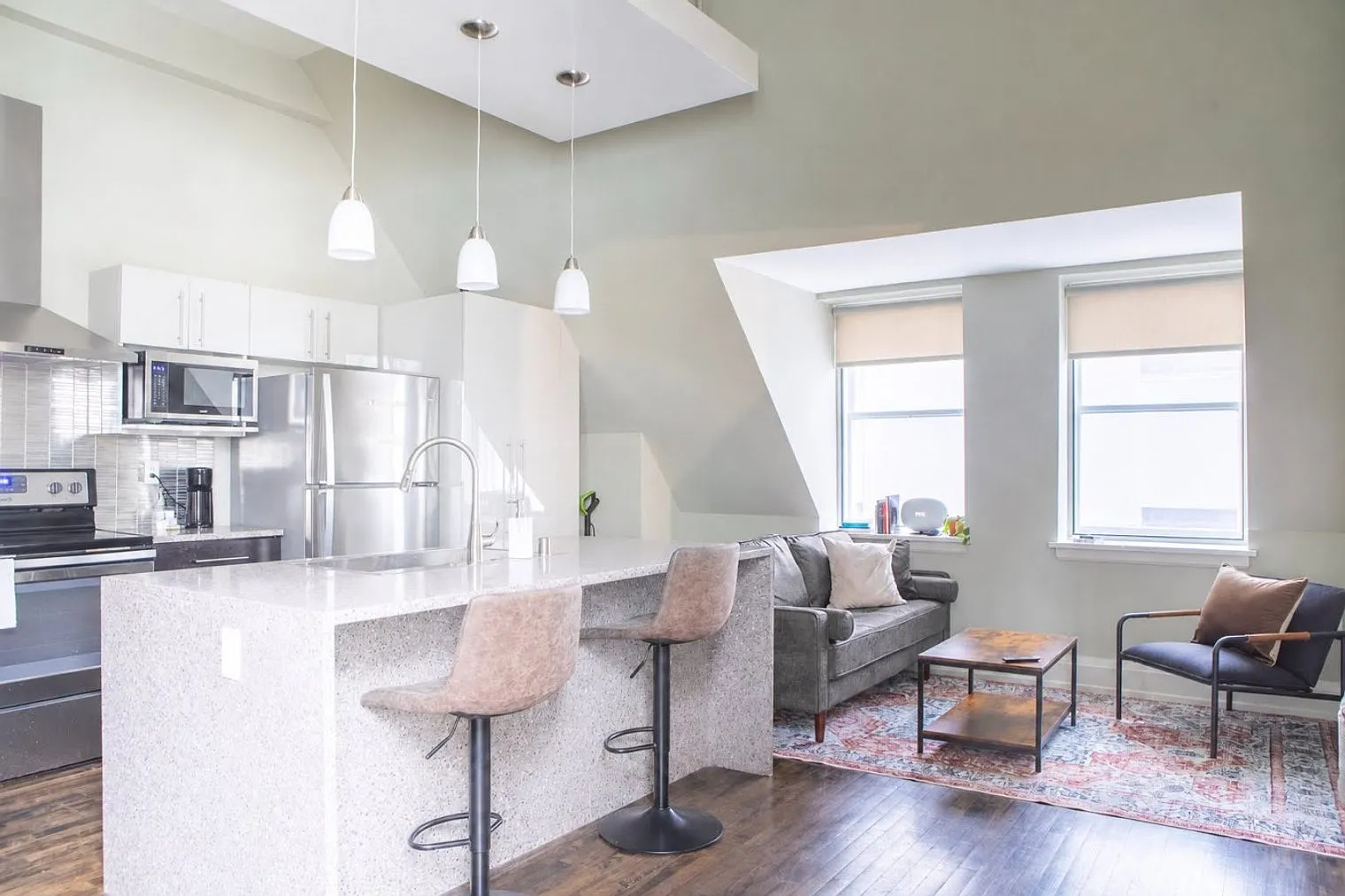 1 bed, 1.0 bath, 624 sqft, $3,428 — Photo 1