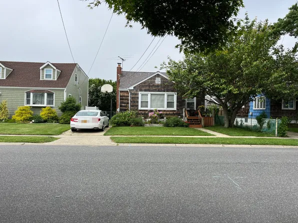 37 Coolidge Ave, Amityville, NY 11701