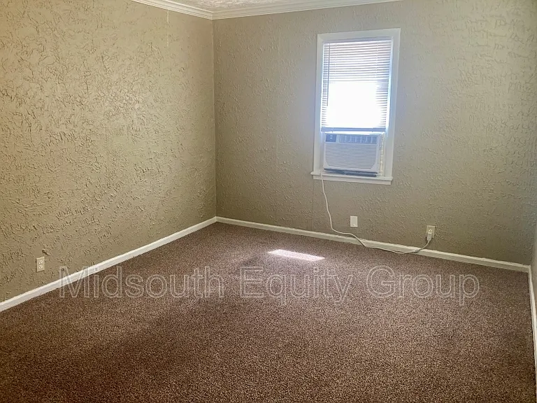 325 E Forest Ave — Photo 4