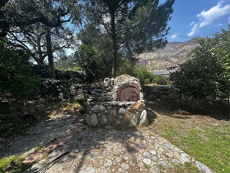 2151 N Altadena Dr — Photo 26