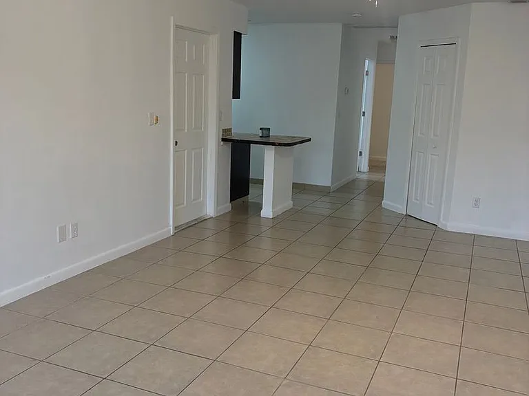 1015 SW 48th Ter — Photo 10