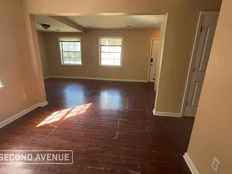 3132 Lamphier Ave — Photo 3
