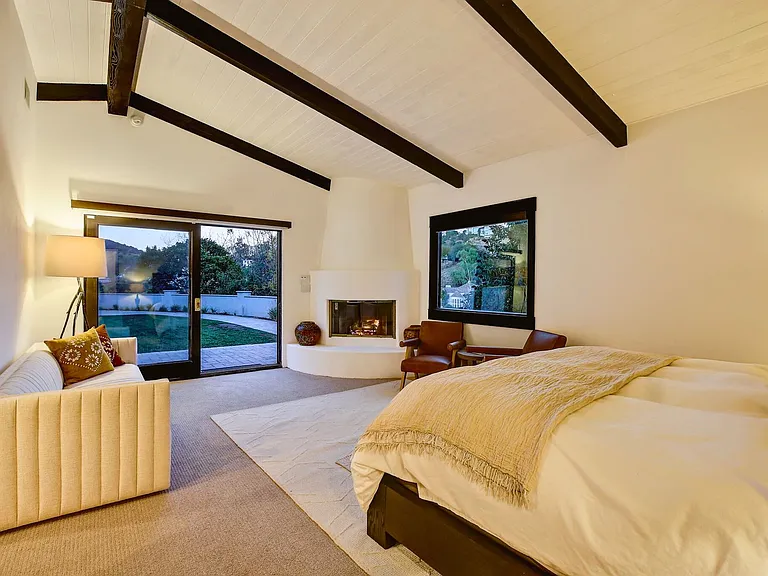 2570 Nichols Canyon Rd — Photo 31