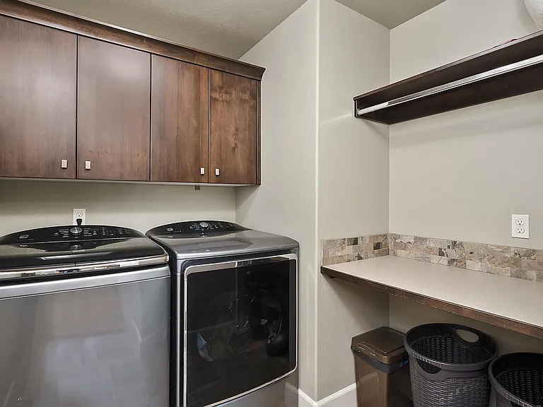691 W Cagney St — Photo 37