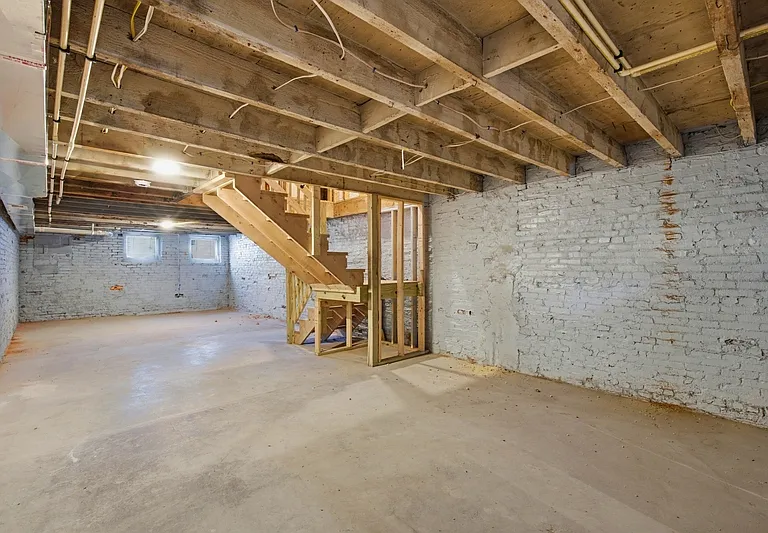 719 E 20th St — Photo 16
