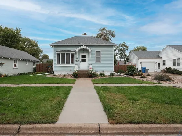 329 2nd Ave NE, Sioux Center, IA 51250