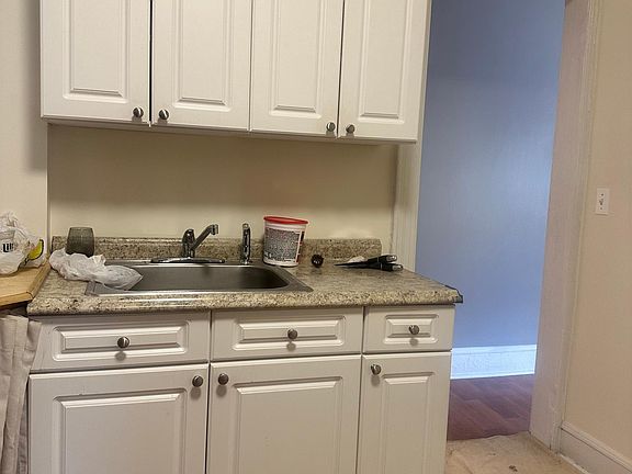 3rd image of 984 McLean Ave APT 3