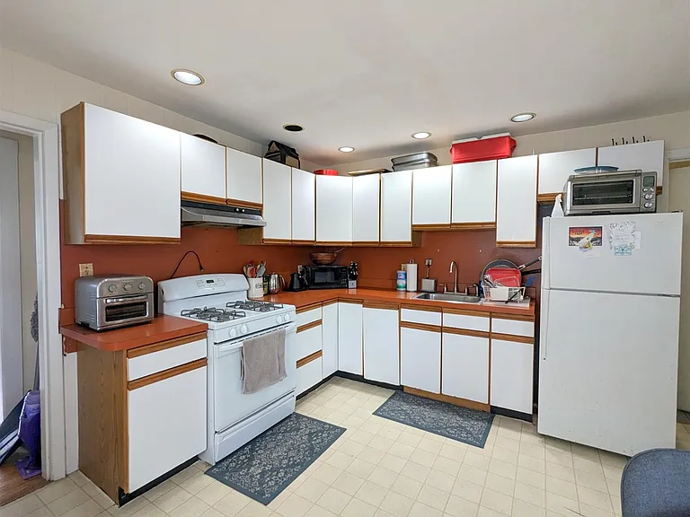 19 Howe St — Photo 10