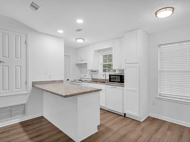 22150 Hill N Dale Dr — Photo 5