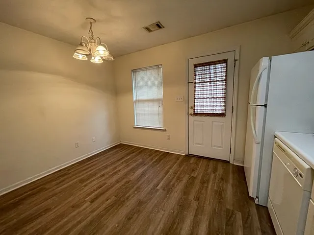 504 Edgecliff Ln — Photo 11