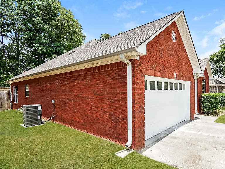 137 Daventry Dr — Photo 2