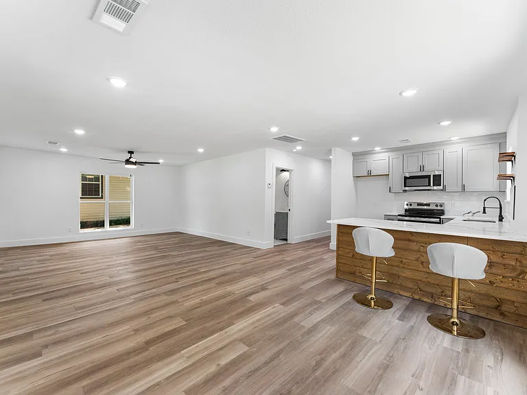 2730 Gladstone Dr — Photo 15