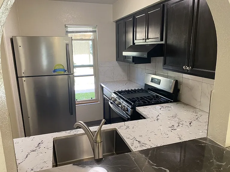 Spacious Townhome in Desirable Fairfield Area — Photo 8