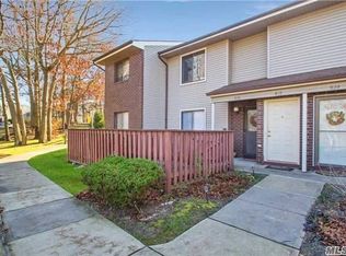 828 Woodland Ct, Coram, NY 11727