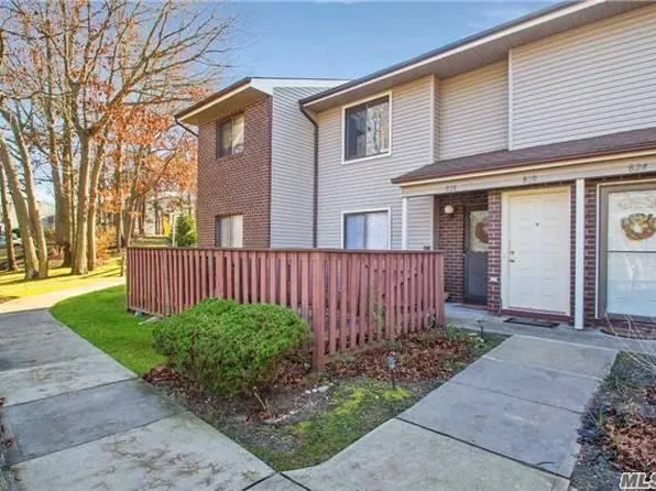 828 Woodland Ct, Coram, NY 11727