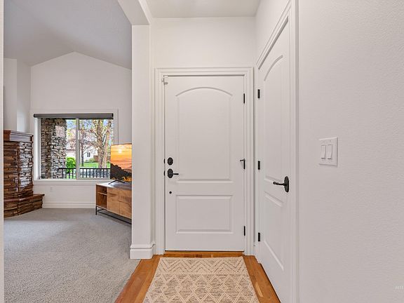 5th image of 652 E Bonita Canyon St