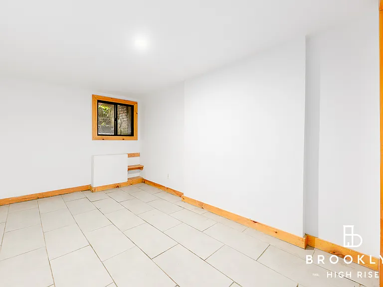 1505 Gates Ave #1B — Photo 4