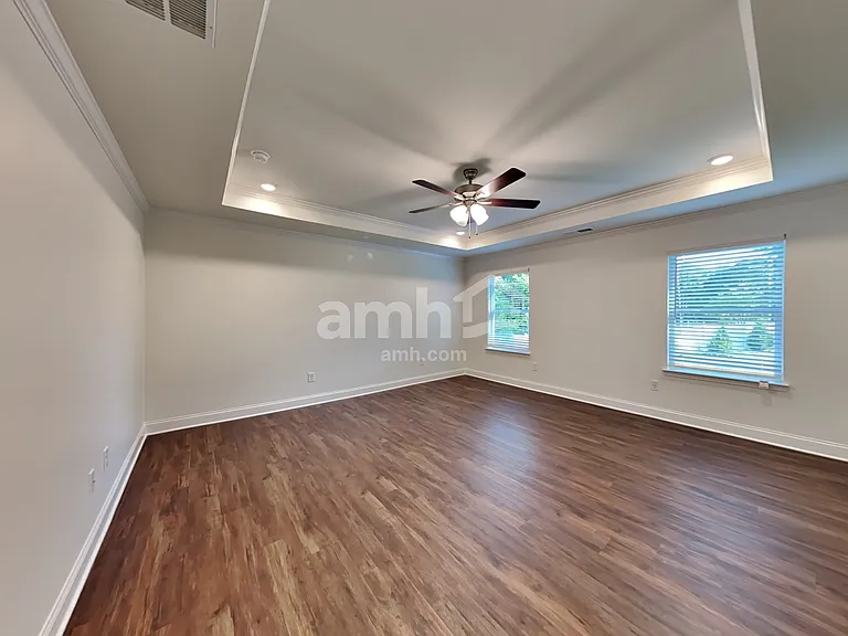 719 Carnaby Ln — Photo 10