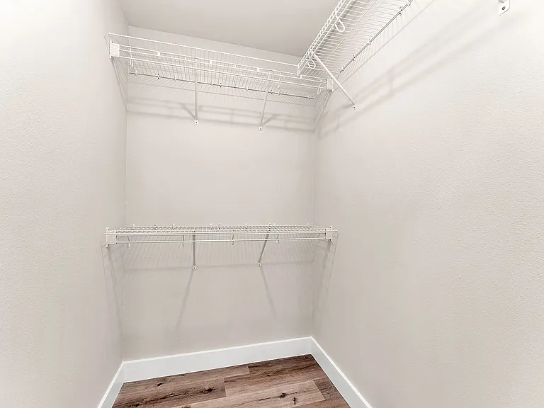 235 N Market Ave — Photo 20