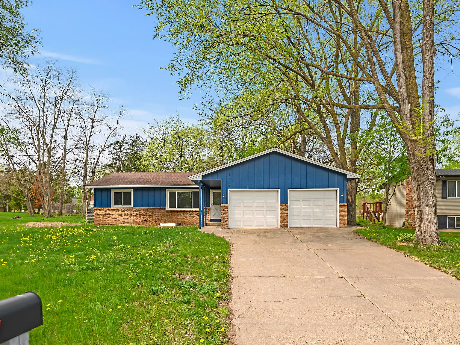 5 bed, 1949 sqft, $3,100 — Photo 2