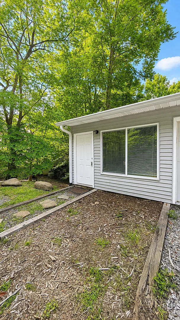 Black Mountain Garage Apartment- One occupant only! 6 Month Lease! — Photo 2