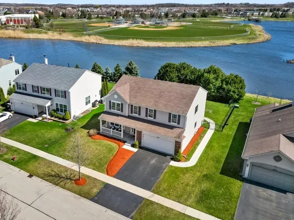 1085 Clearwater Dr, Pingree Grove, IL 60140