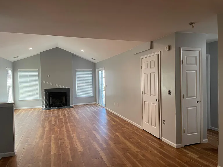 32 Lackland Ave — Photo 2