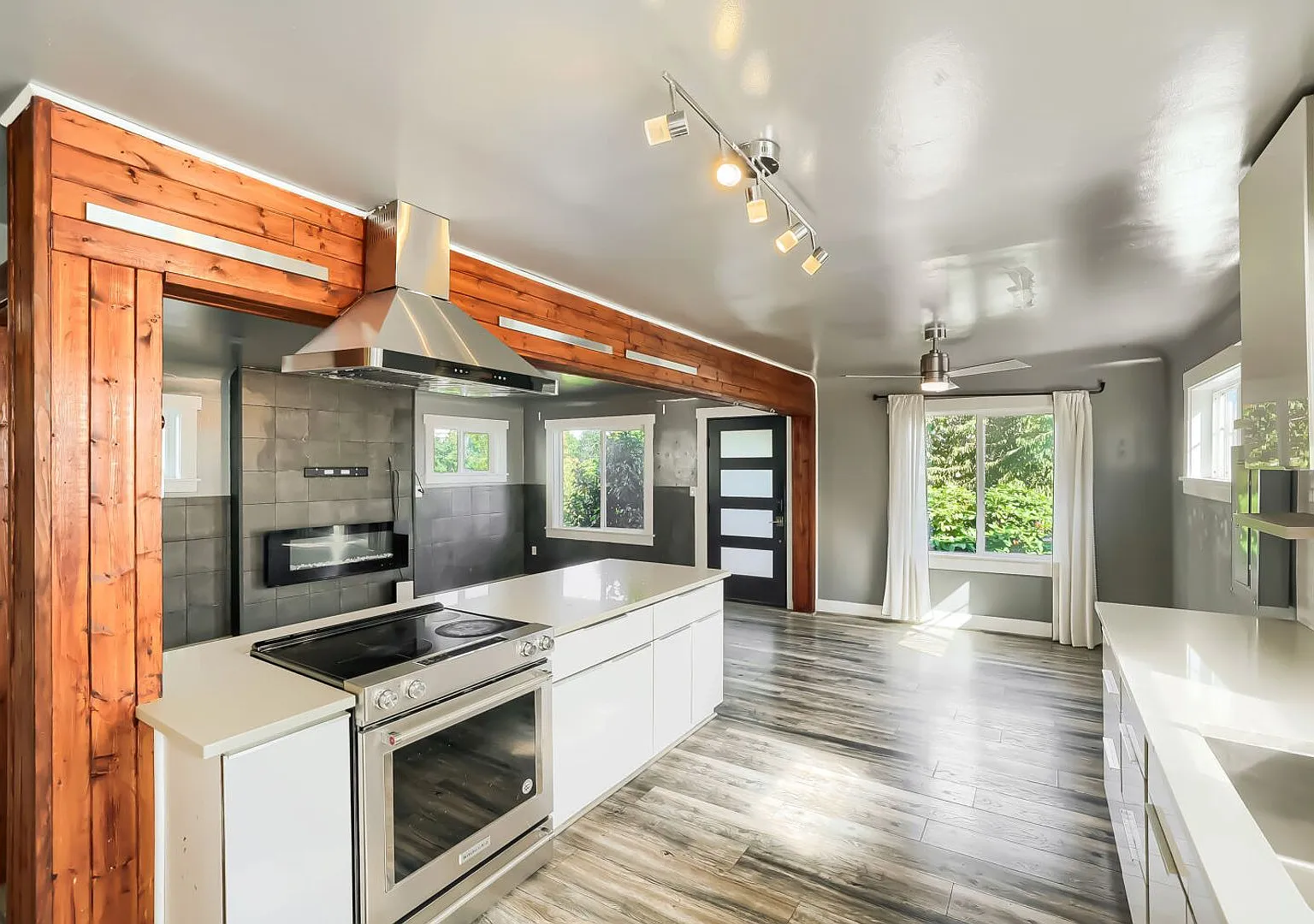 Amazing 3bed/4bath Home with 3 Additional Flex Rooms in University District! — Photo 4