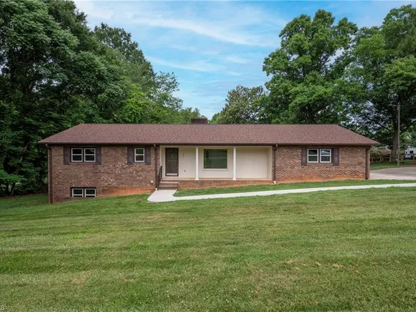107 Coram Ave, Boonville, NC 27011