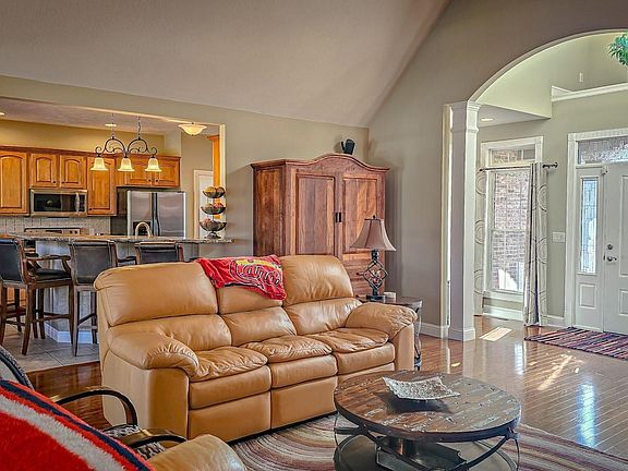 4th image of 1104 Maridon Ave