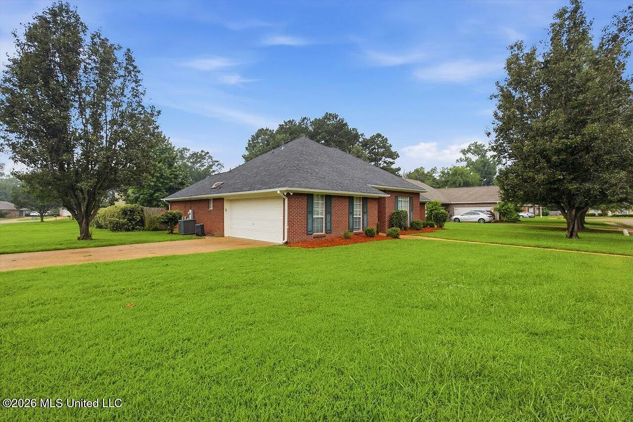 3 bed, 2.0 bath, 1660 sqft, $2,200 — Photo 3