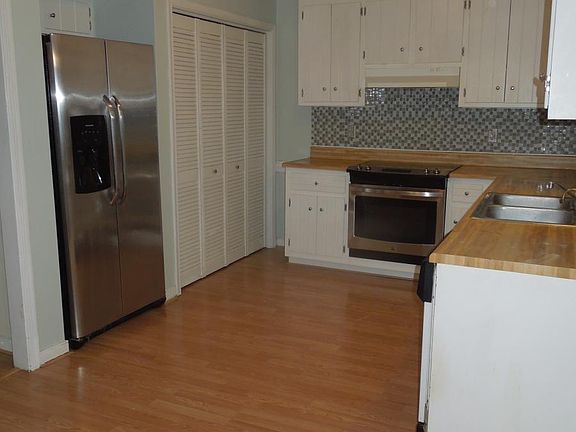 Nice Eat-in Kitchen w/ Stainless Steel Appliances