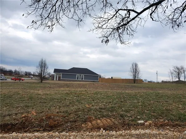 21049 Richard Ct, Siloam Springs, AR 72761