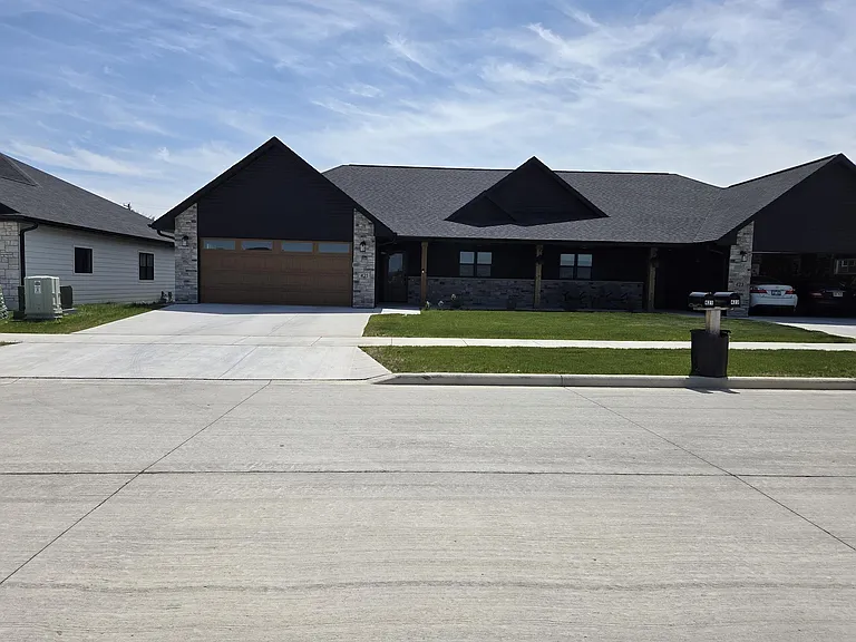 423 Founders Way — Photo 1