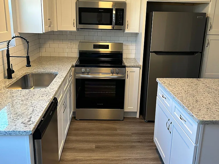 450 Camp Creek Cir #B — Photo 2