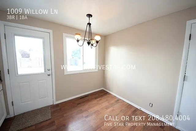 Charming 3 Bedroom Home with Spacious Yard in North Pocatello! — Photo 4